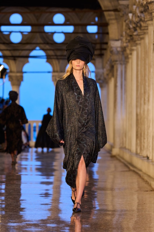 مجموعة Max Mara Resort 2025... من البندقية إلى العالم تصاميم فاخرة ومتعددة الثقافات مفعمة بالسحر