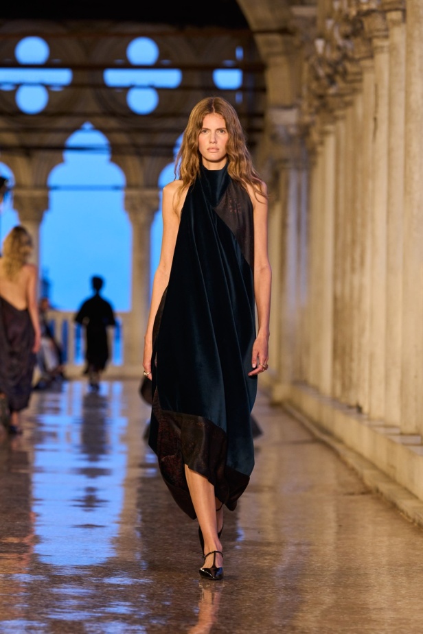 مجموعة Max Mara Resort 2025... من البندقية إلى العالم تصاميم فاخرة ومتعددة الثقافات مفعمة بالسحر