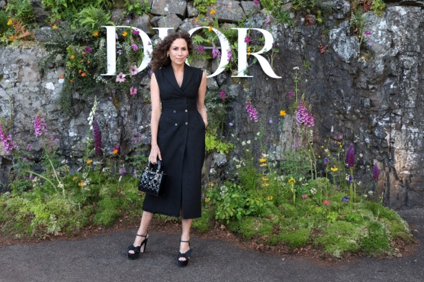 مجموعة ديور Cruise 2025 تحتفل بالروابط القوية بين الدار واسكتلندا... وماريا غراتسيا كيوري تتبّع خطوات "كريستيان ديور" حول العالم