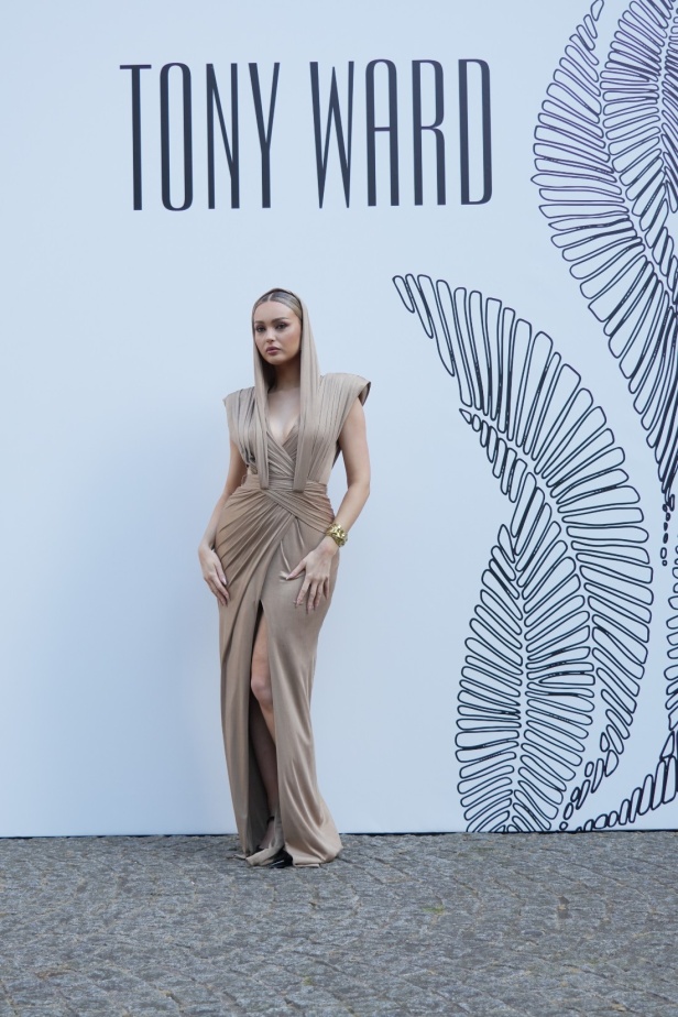 عناصر الطبيعة تستحوذ على مجموعة طوني ورد للأزياء الراقية وتتخذ أشكالاً عديدة من خلال التكاوين والقصات