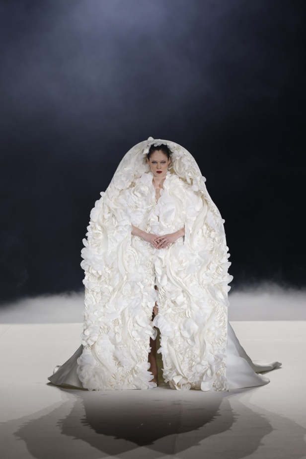 مجموعة "ستيفان رولاند" خريف و شتاء 2024 للأزياء الراقية