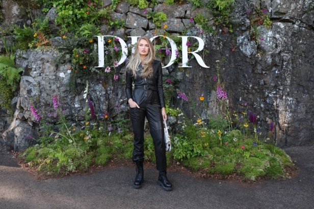 مجموعة ديور Cruise 2025 تحتفل بالروابط القوية بين الدار واسكتلندا... وماريا غراتسيا كيوري تتبّع خطوات "كريستيان ديور" حول العالم