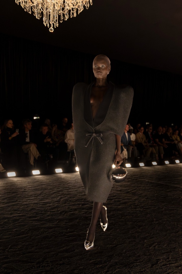 مجموعة Schiaparelli للأزياء الراقية لخريف وشتاء 2025... تكريم لموهبة "إلسا" الفريدة في التجدد