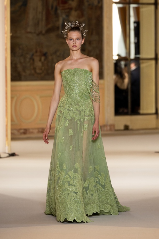 عناصر الطبيعة تستحوذ على مجموعة طوني ورد للأزياء الراقية وتتخذ أشكالاً عديدة من خلال التكاوين والقصات