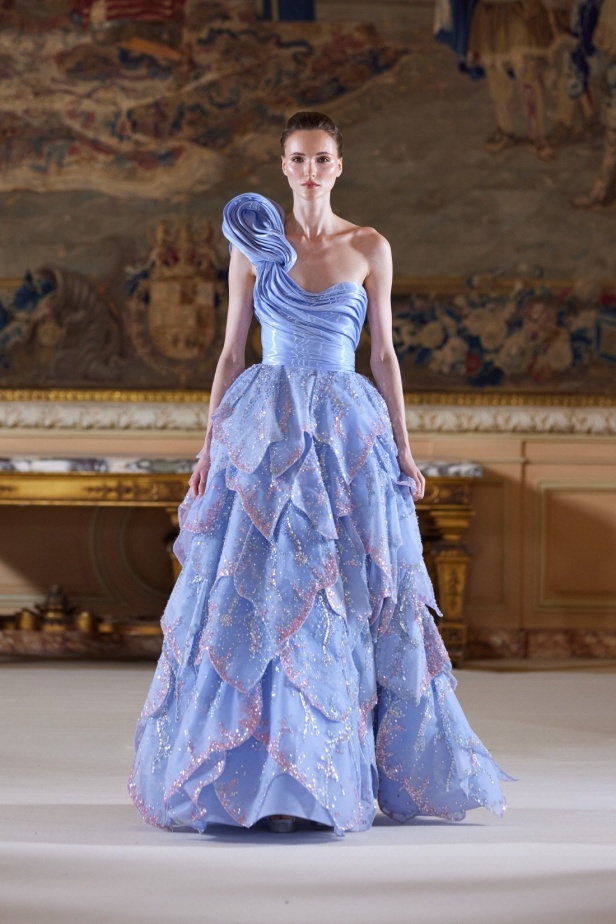 عناصر الطبيعة تستحوذ على مجموعة طوني ورد للأزياء الراقية وتتخذ أشكالاً عديدة من خلال التكاوين والقصات