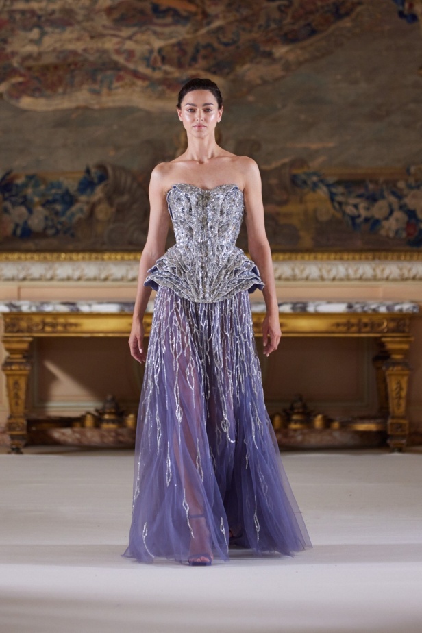 عناصر الطبيعة تستحوذ على مجموعة طوني ورد للأزياء الراقية وتتخذ أشكالاً عديدة من خلال التكاوين والقصات