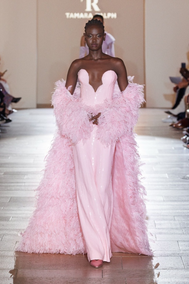 مجموعة Tamara Ralph للأزياء الراقية لموسم خريف وشتاء 2024-2025... عندما تعبّر التصاميم عن العاطفة والفن والروعة الدائمة