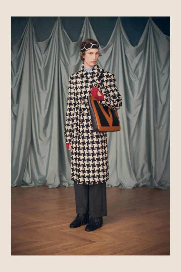 "فالينتنو" تفاجئ عشاق الدار والموضة بأول مجموعة تحمل توقيع Alessandro Michele... مزيج بين سمات العلامة ولمسة المصمم الخاصة 