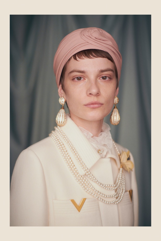 "فالينتنو" تفاجئ عشاق الدار والموضة بأول مجموعة تحمل توقيع Alessandro Michele... مزيج بين سمات العلامة ولمسة المصمم الخاصة 