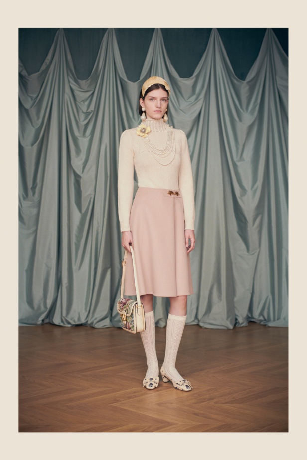 "فالينتنو" تفاجئ عشاق الدار والموضة بأول مجموعة تحمل توقيع Alessandro Michele... مزيج بين سمات العلامة ولمسة المصمم الخاصة 