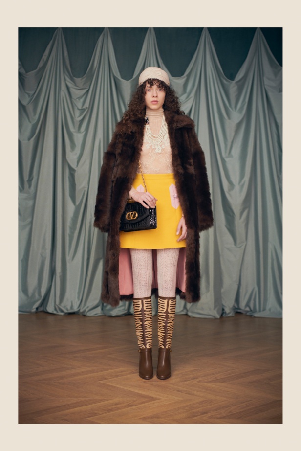 "فالينتنو" تفاجئ عشاق الدار والموضة بأول مجموعة تحمل توقيع Alessandro Michele... مزيج بين سمات العلامة ولمسة المصمم الخاصة 