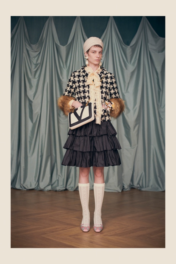 "فالينتنو" تفاجئ عشاق الدار والموضة بأول مجموعة تحمل توقيع Alessandro Michele... مزيج بين سمات العلامة ولمسة المصمم الخاصة 