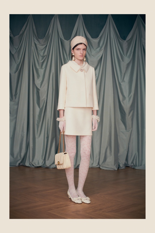 "فالينتنو" تفاجئ عشاق الدار والموضة بأول مجموعة تحمل توقيع Alessandro Michele... مزيج بين سمات العلامة ولمسة المصمم الخاصة 