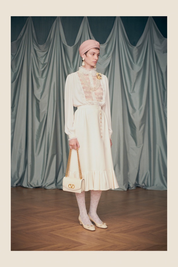 "فالينتنو" تفاجئ عشاق الدار والموضة بأول مجموعة تحمل توقيع Alessandro Michele... مزيج بين سمات العلامة ولمسة المصمم الخاصة 