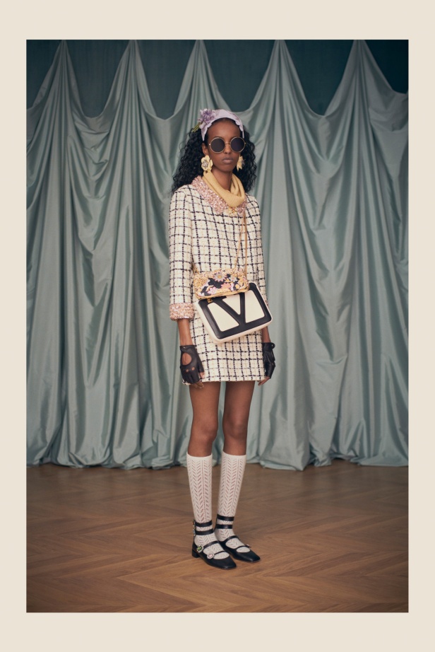 "فالينتنو" تفاجئ عشاق الدار والموضة بأول مجموعة تحمل توقيع Alessandro Michele... مزيج بين سمات العلامة ولمسة المصمم الخاصة 