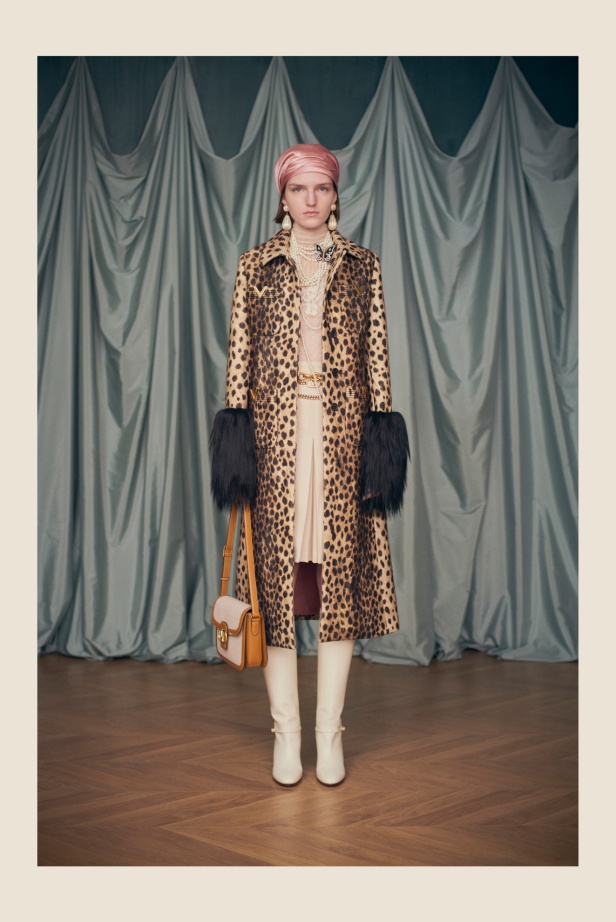 "فالينتنو" تفاجئ عشاق الدار والموضة بأول مجموعة تحمل توقيع Alessandro Michele... مزيج بين سمات العلامة ولمسة المصمم الخاصة 