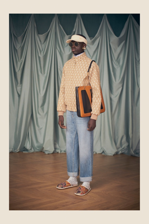 "فالينتنو" تفاجئ عشاق الدار والموضة بأول مجموعة تحمل توقيع Alessandro Michele... مزيج بين سمات العلامة ولمسة المصمم الخاصة 