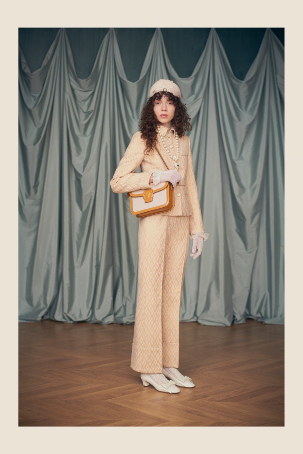 "فالينتنو" تفاجئ عشاق الدار والموضة بأول مجموعة تحمل توقيع Alessandro Michele... مزيج بين سمات العلامة ولمسة المصمم الخاصة 