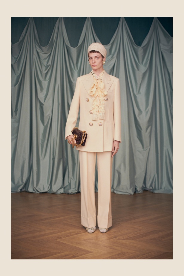 "فالينتنو" تفاجئ عشاق الدار والموضة بأول مجموعة تحمل توقيع Alessandro Michele... مزيج بين سمات العلامة ولمسة المصمم الخاصة 