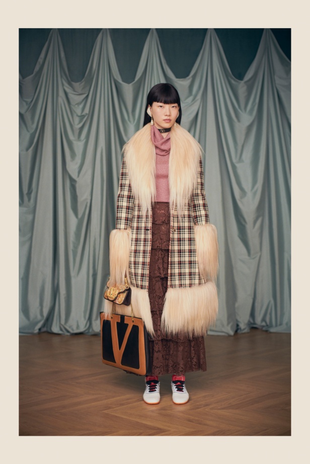 "فالينتنو" تفاجئ عشاق الدار والموضة بأول مجموعة تحمل توقيع Alessandro Michele... مزيج بين سمات العلامة ولمسة المصمم الخاصة 