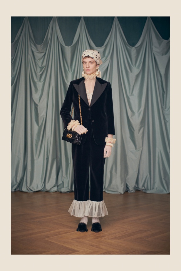 "فالينتنو" تفاجئ عشاق الدار والموضة بأول مجموعة تحمل توقيع Alessandro Michele... مزيج بين سمات العلامة ولمسة المصمم الخاصة 