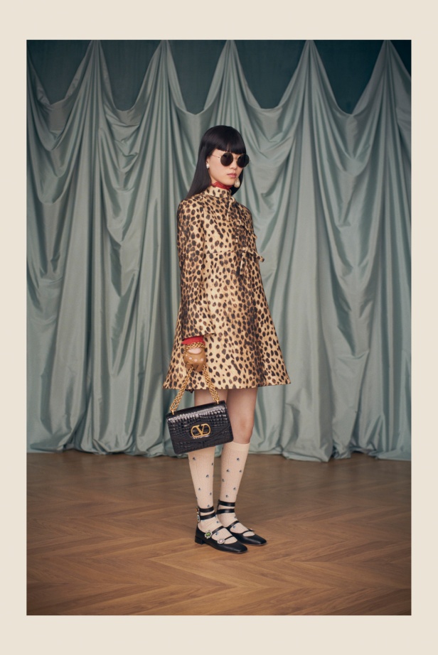 "فالينتنو" تفاجئ عشاق الدار والموضة بأول مجموعة تحمل توقيع Alessandro Michele... مزيج بين سمات العلامة ولمسة المصمم الخاصة 