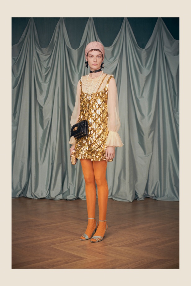 "فالينتنو" تفاجئ عشاق الدار والموضة بأول مجموعة تحمل توقيع Alessandro Michele... مزيج بين سمات العلامة ولمسة المصمم الخاصة 