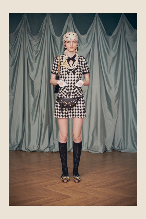 "فالينتنو" تفاجئ عشاق الدار والموضة بأول مجموعة تحمل توقيع Alessandro Michele... مزيج بين سمات العلامة ولمسة المصمم الخاصة 