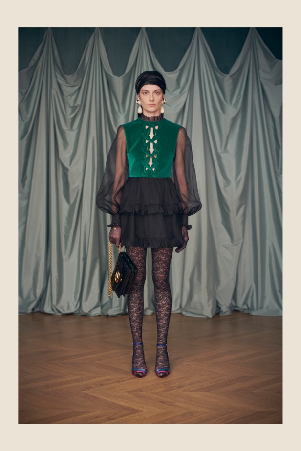 "فالينتنو" تفاجئ عشاق الدار والموضة بأول مجموعة تحمل توقيع Alessandro Michele... مزيج بين سمات العلامة ولمسة المصمم الخاصة 