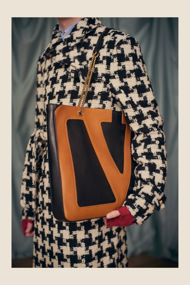 "فالينتنو" تفاجئ عشاق الدار والموضة بأول مجموعة تحمل توقيع Alessandro Michele... مزيج بين سمات العلامة ولمسة المصمم الخاصة 