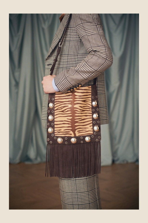 "فالينتنو" تفاجئ عشاق الدار والموضة بأول مجموعة تحمل توقيع Alessandro Michele... مزيج بين سمات العلامة ولمسة المصمم الخاصة 