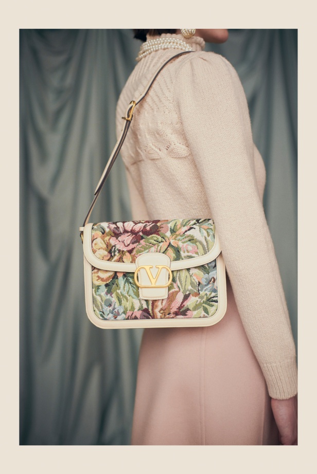 "فالينتنو" تفاجئ عشاق الدار والموضة بأول مجموعة تحمل توقيع Alessandro Michele... مزيج بين سمات العلامة ولمسة المصمم الخاصة 