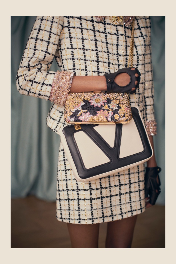 "فالينتنو" تفاجئ عشاق الدار والموضة بأول مجموعة تحمل توقيع Alessandro Michele... مزيج بين سمات العلامة ولمسة المصمم الخاصة 