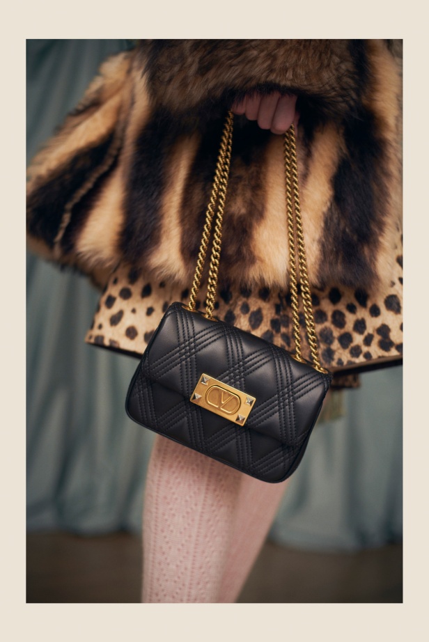 "فالينتنو" تفاجئ عشاق الدار والموضة بأول مجموعة تحمل توقيع Alessandro Michele... مزيج بين سمات العلامة ولمسة المصمم الخاصة 