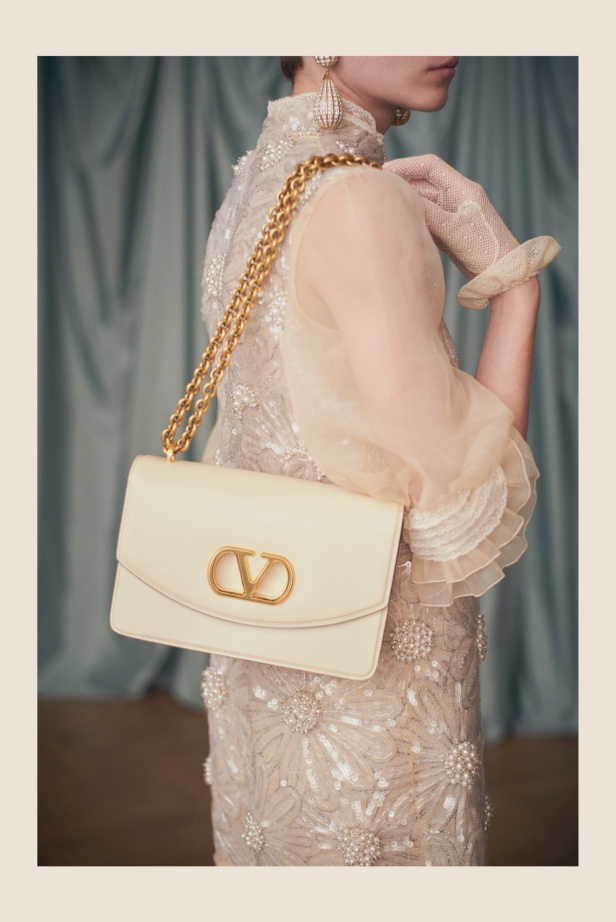 "فالينتنو" تفاجئ عشاق الدار والموضة بأول مجموعة تحمل توقيع Alessandro Michele... مزيج بين سمات العلامة ولمسة المصمم الخاصة 