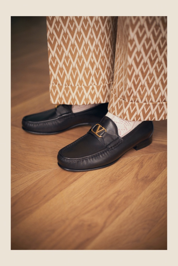 "فالينتنو" تفاجئ عشاق الدار والموضة بأول مجموعة تحمل توقيع Alessandro Michele... مزيج بين سمات العلامة ولمسة المصمم الخاصة 