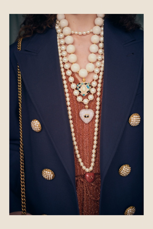 "فالينتنو" تفاجئ عشاق الدار والموضة بأول مجموعة تحمل توقيع Alessandro Michele... مزيج بين سمات العلامة ولمسة المصمم الخاصة 