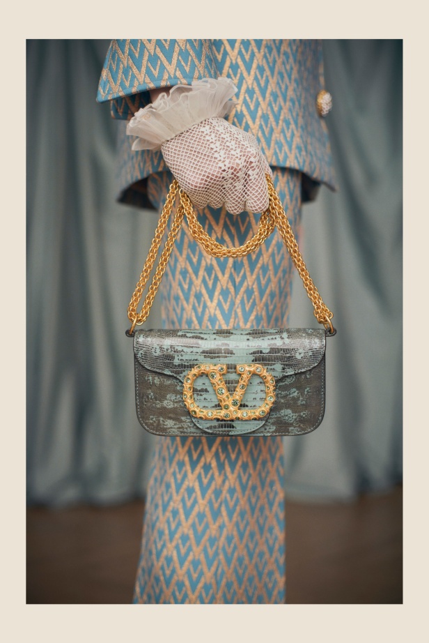 "فالينتنو" تفاجئ عشاق الدار والموضة بأول مجموعة تحمل توقيع Alessandro Michele... مزيج بين سمات العلامة ولمسة المصمم الخاصة 