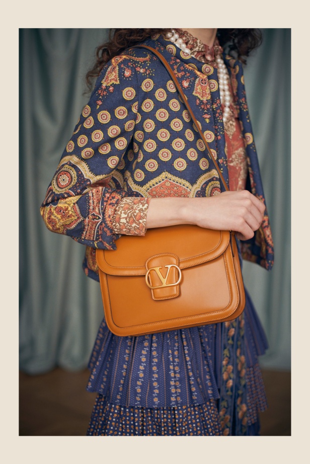 "فالينتنو" تفاجئ عشاق الدار والموضة بأول مجموعة تحمل توقيع Alessandro Michele... مزيج بين سمات العلامة ولمسة المصمم الخاصة 