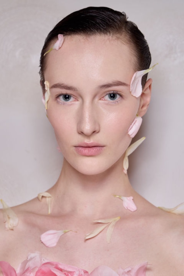 اطلالات جمالية لمجموعة Giambattista Valli للأزياء الراقية لخريف وشتاء 2024-2025