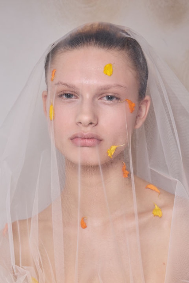 اطلالات جمالية لمجموعة Giambattista Valli للأزياء الراقية لخريف وشتاء 2024-2025