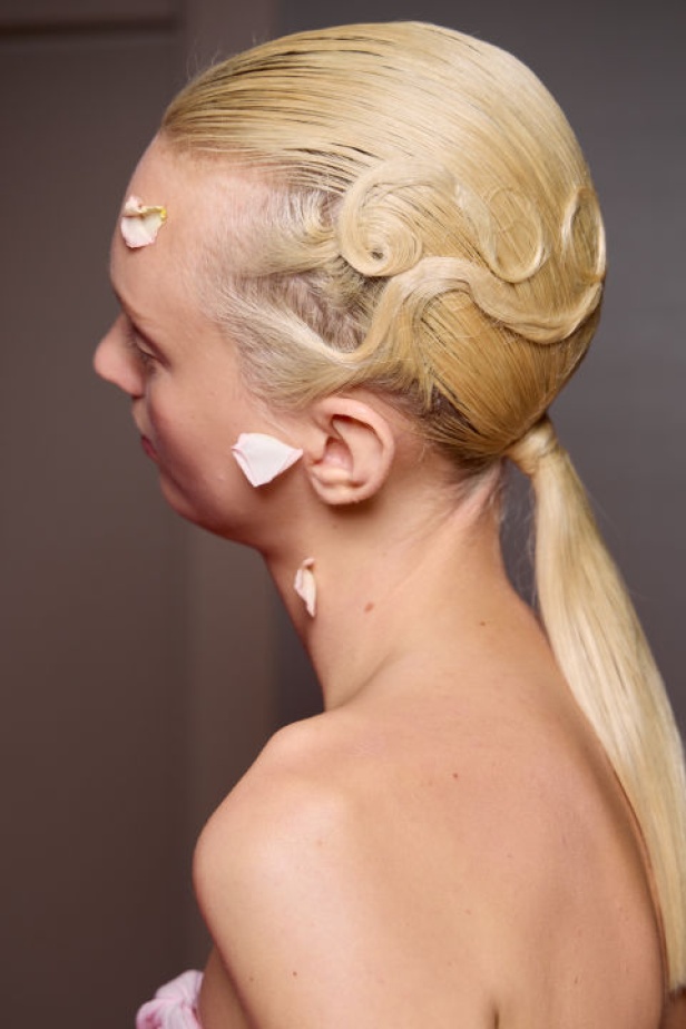 اطلالات جمالية لمجموعة Giambattista Valli للأزياء الراقية لخريف وشتاء 2024-2025