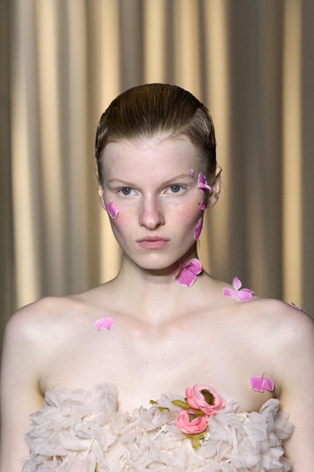 اطلالات جمالية لمجموعة Giambattista Valli للأزياء الراقية لخريف وشتاء 2024-2025