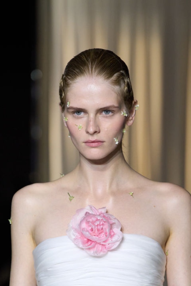 اطلالات جمالية لمجموعة Giambattista Valli للأزياء الراقية لخريف وشتاء 2024-2025