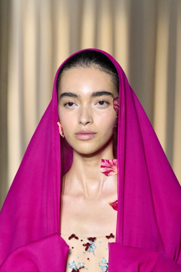 اطلالات جمالية لمجموعة Giambattista Valli للأزياء الراقية لخريف وشتاء 2024-2025