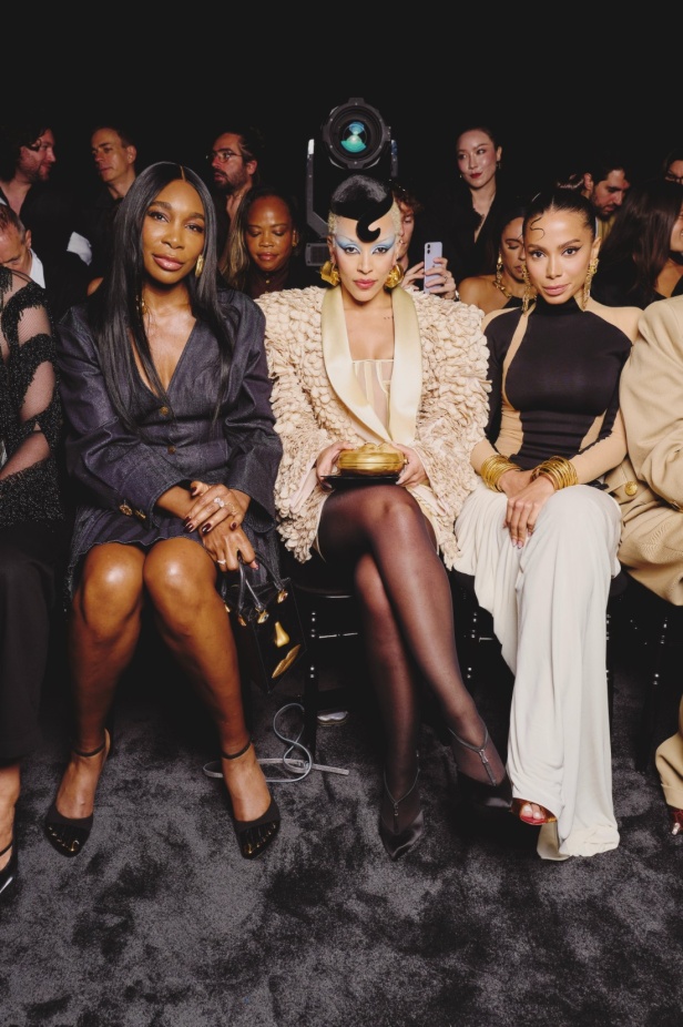 مجموعة Schiaparelli للأزياء الراقية لخريف وشتاء 2025... تكريم لموهبة "إلسا" الفريدة في التجدد