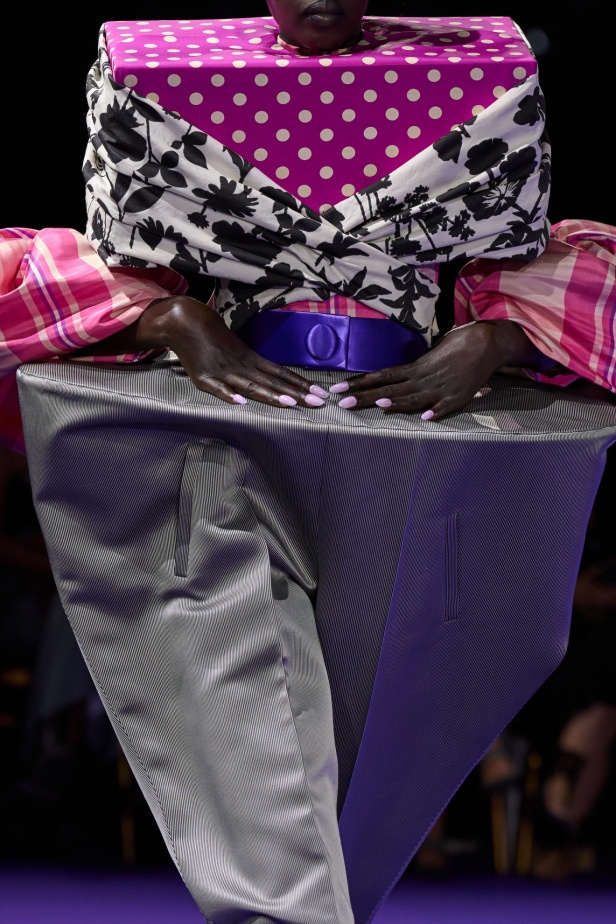 مجموعة Viktor&Rolf للهوت كوتور لموسم خريف 2024