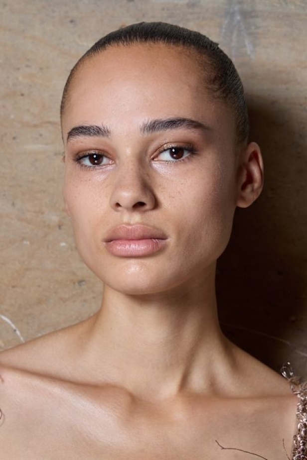 اطلالات جمالية لمجموعة Ashi Studio لـخريف وشتاء 2024-2025