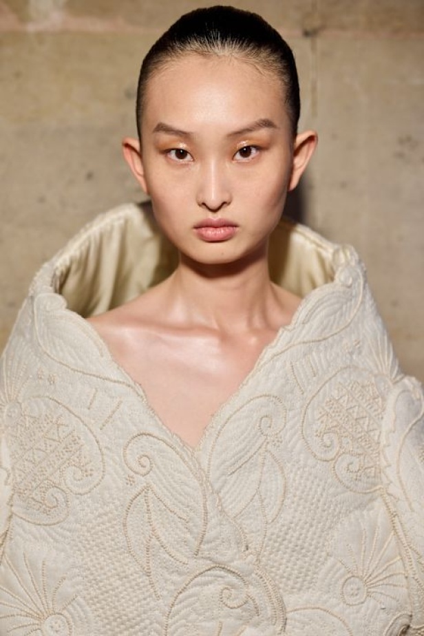 اطلالات جمالية لمجموعة Ashi Studio لـخريف وشتاء 2024-2025