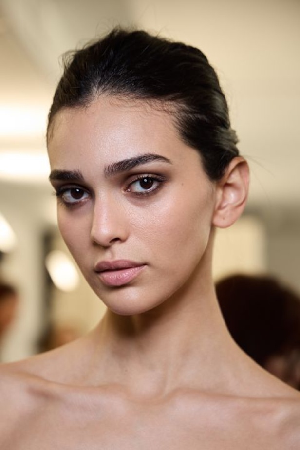 اطلالات جمالية لمجموعة إيلي صعب لخريف وشتاء 2024- 2025